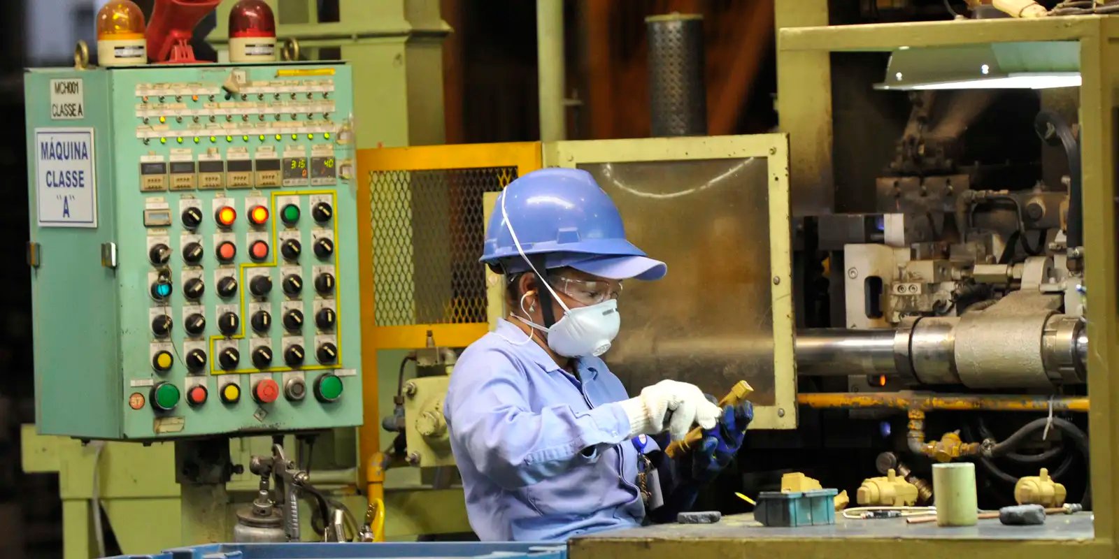 producao-industrial-recua-0,4%-em-setembro,-mostra-ibge