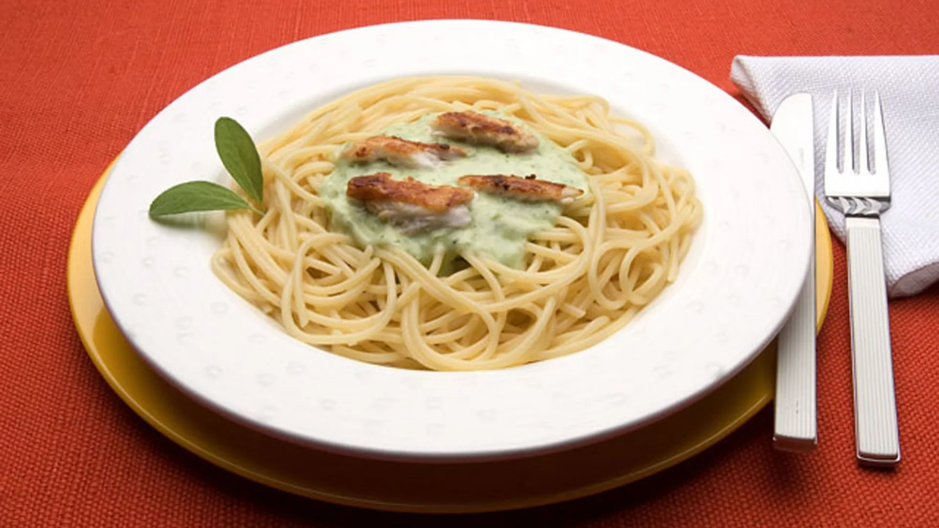 receita:-espaguete-ao-molho-de-agriao-e-lascas-de-peixe