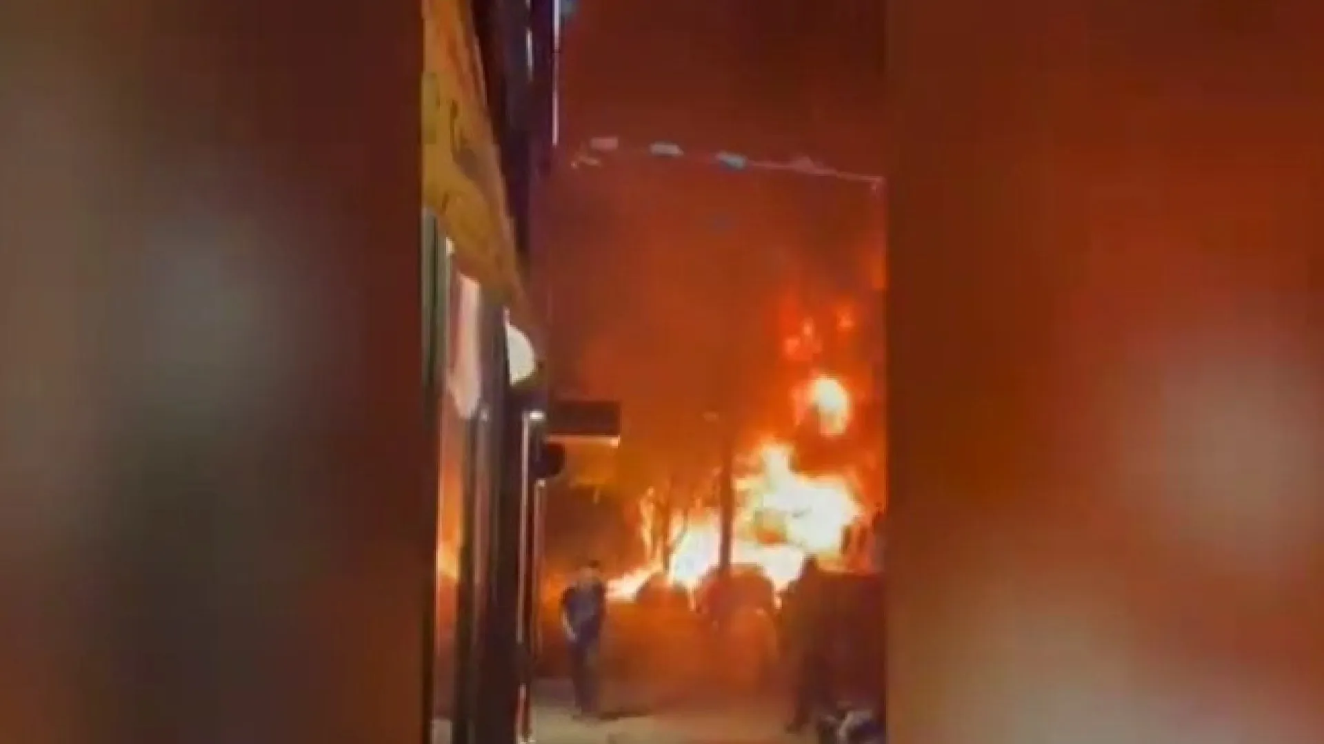 carro-explode-em-nova-york-e-deixa-7-bombeiros-feridos;-video