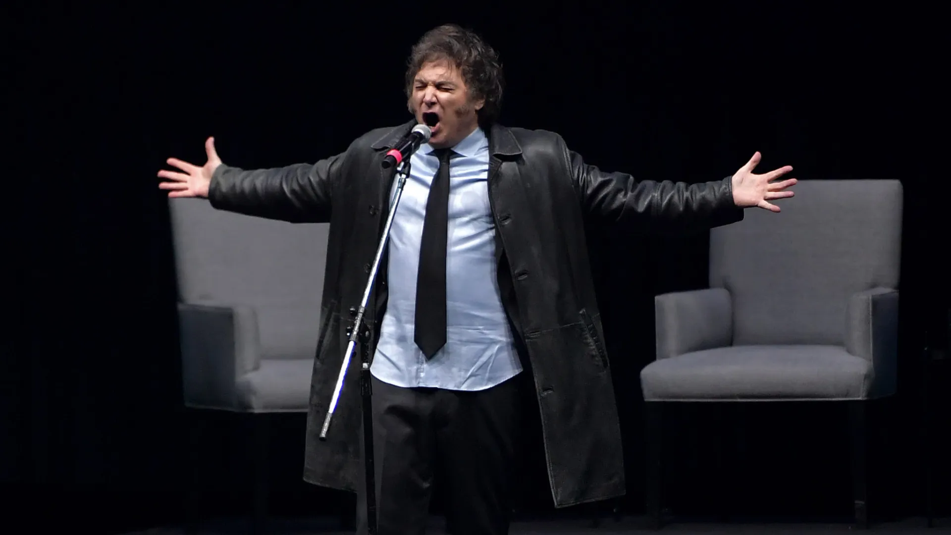 milei-cai-em-fake-news-e-comemora-convite-falso-para-cantar-com-ac/dc