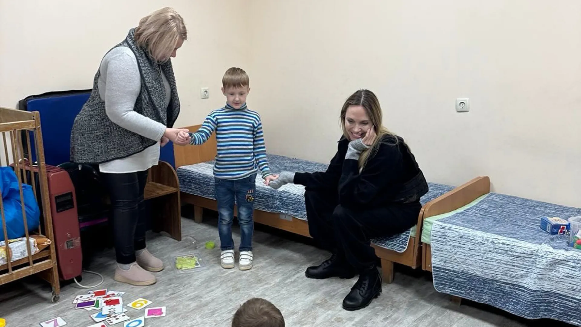 angelina-jolie-na-ucrania:-“a-ameaca-dos-drones-era-constante”