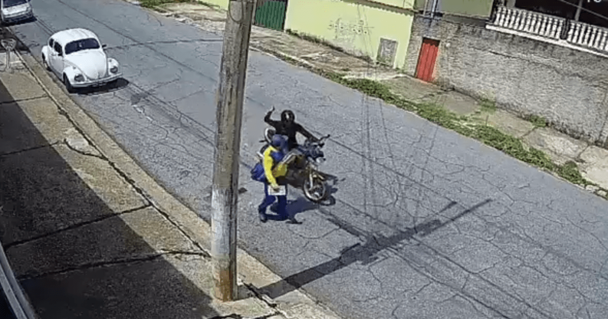 video:-carteiro-e-atacado-por-motociclista-em-belo-horizonte