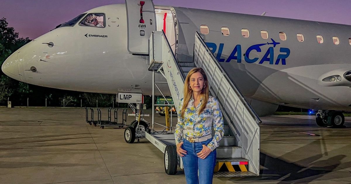 vitor-roque-brinca-com-retorno-ao-brasil-em-aviao-de-leila:-“tem-ate-cama”