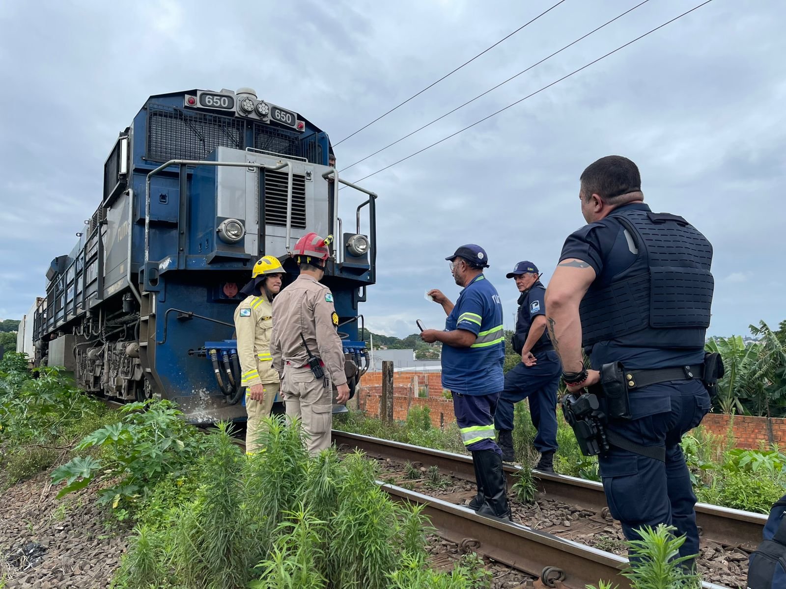idosa-e-levada-para-hospital-apos-ser-atropelada-por-trem-em-apucarana