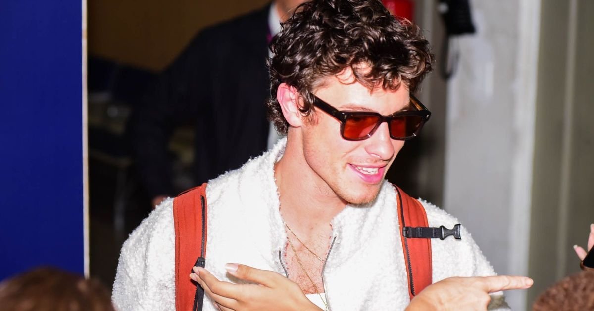 shawn-mendes-e-visto-comendo-pastel-em-aeroporto-de-campinas-(sp)