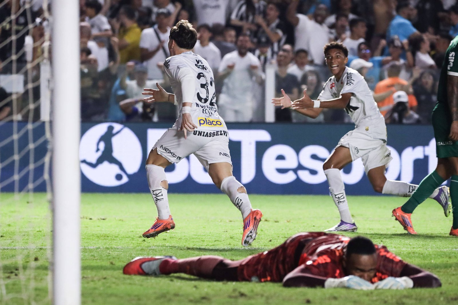 santos-vence-no-fim,-sai-do-z4-e-impede-palmeiras-de-voltar-a-lideranca