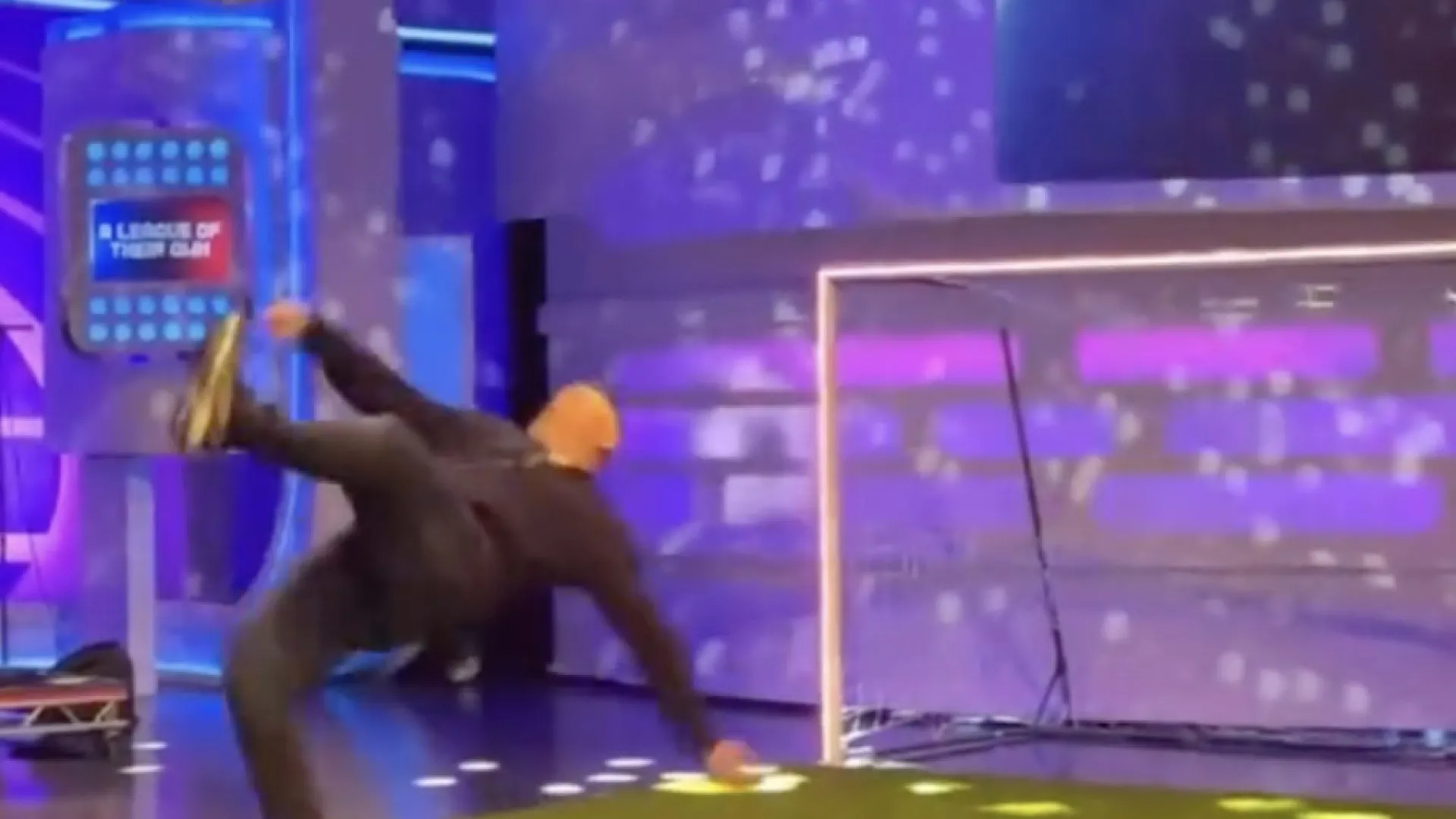 aos-40-anos,-wayne-rooney-recria-gol-mais-famoso-da-carreira;-video