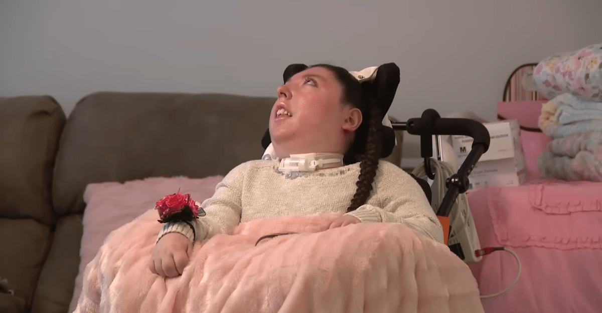 jovem-que-nasceu-sem-cerebro-completa-20-anos,-contrariando-previsao-medica