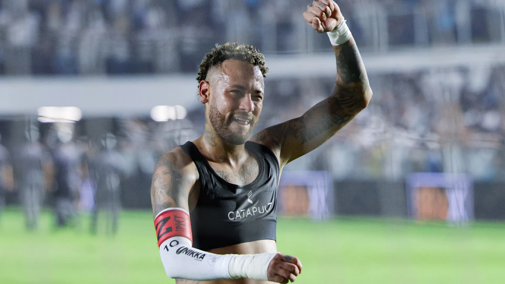 neymar-muda-postura,-sai-exausto-e-volta-a-fazer-jogo-completo
