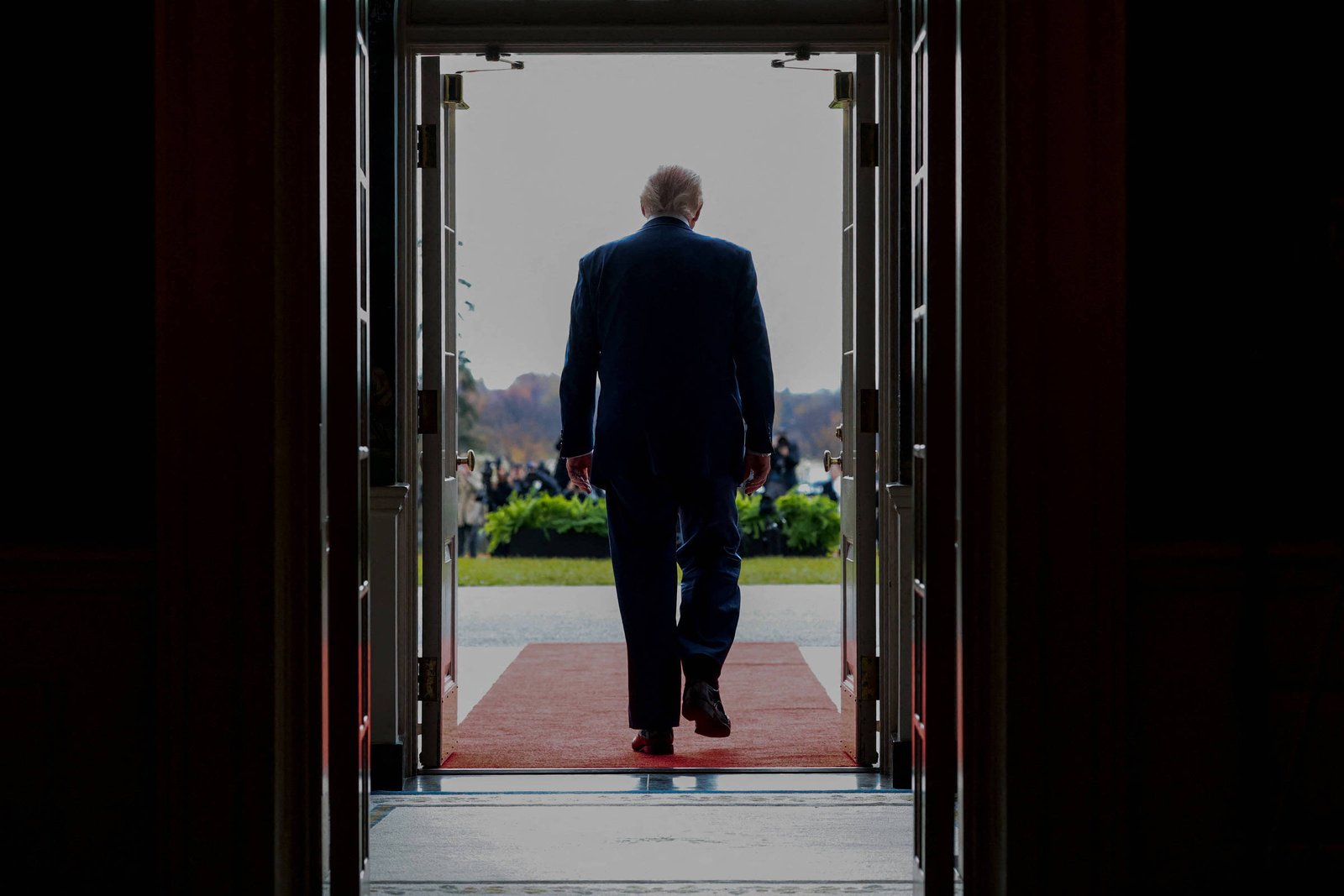 aprovacao-de-trump-cai-para-38%,-nivel-mais-baixo-deste-mandato,-em-meio-a-epstein-e-tarifaco-comercial