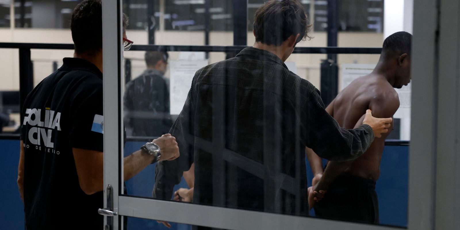 policia-combate-comando-vermelho-na-vila-kennedy,-no-rio