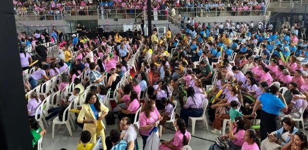 sem-michelle,-evento-do-pl-mulher-segue-com-pandeiro,-choro-e-oracao