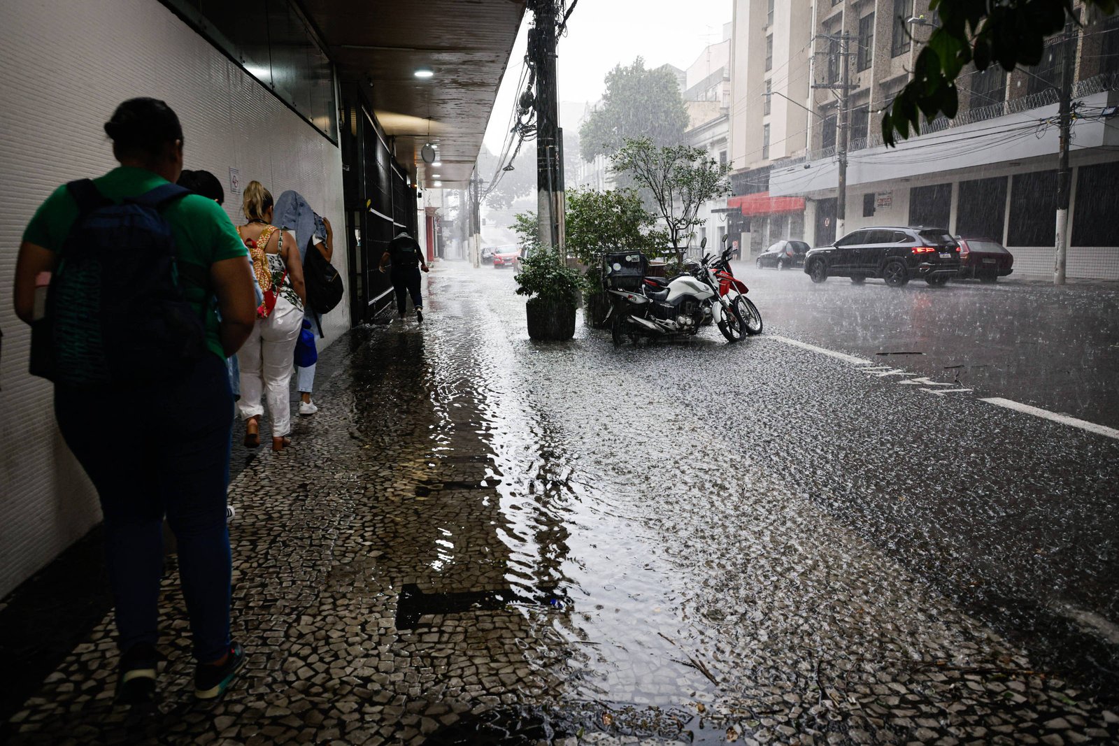frente-fria-baixa-temperatura-e-pode-provocar-chuva-em-sp-neste-domingo-(23)
