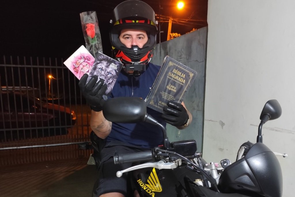 ‘fernandinho-da-hornet’-viraliza-ao-distribuir-rosas-e-biblias-no-pr