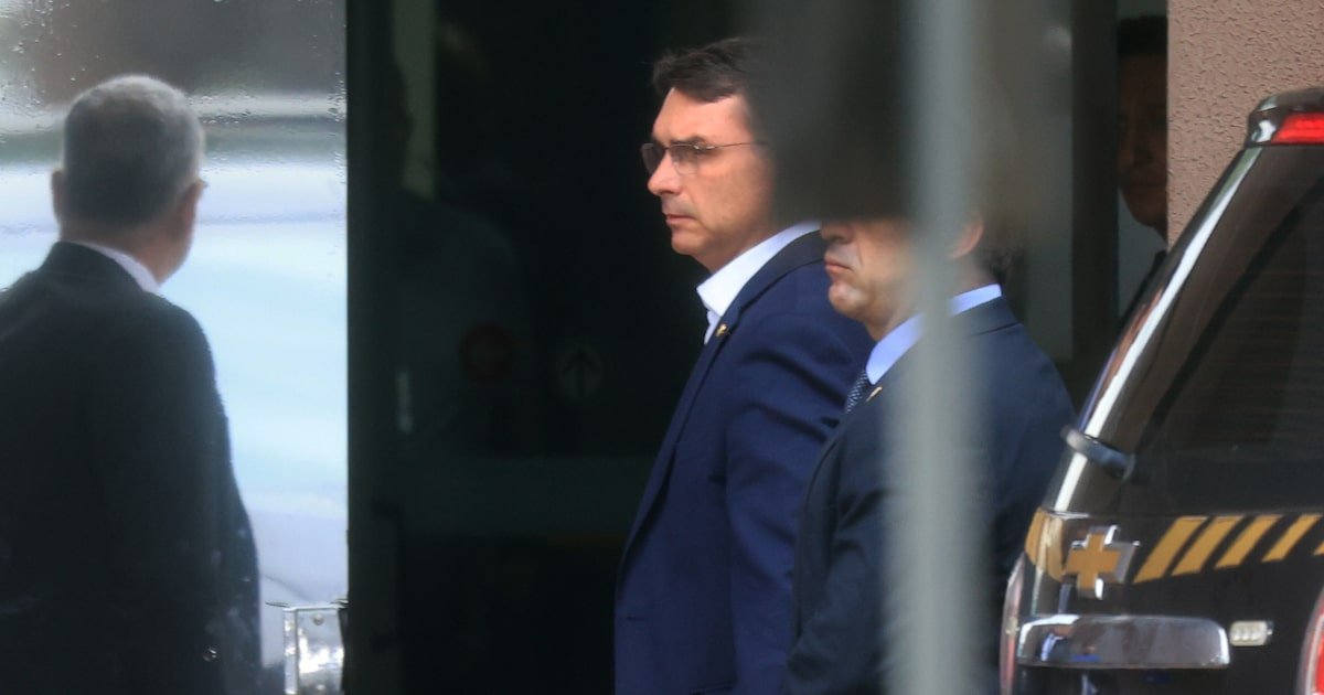 bolsonaro-recebe-visita-de-flavio-e-carlos-na-pf-em-brasilia