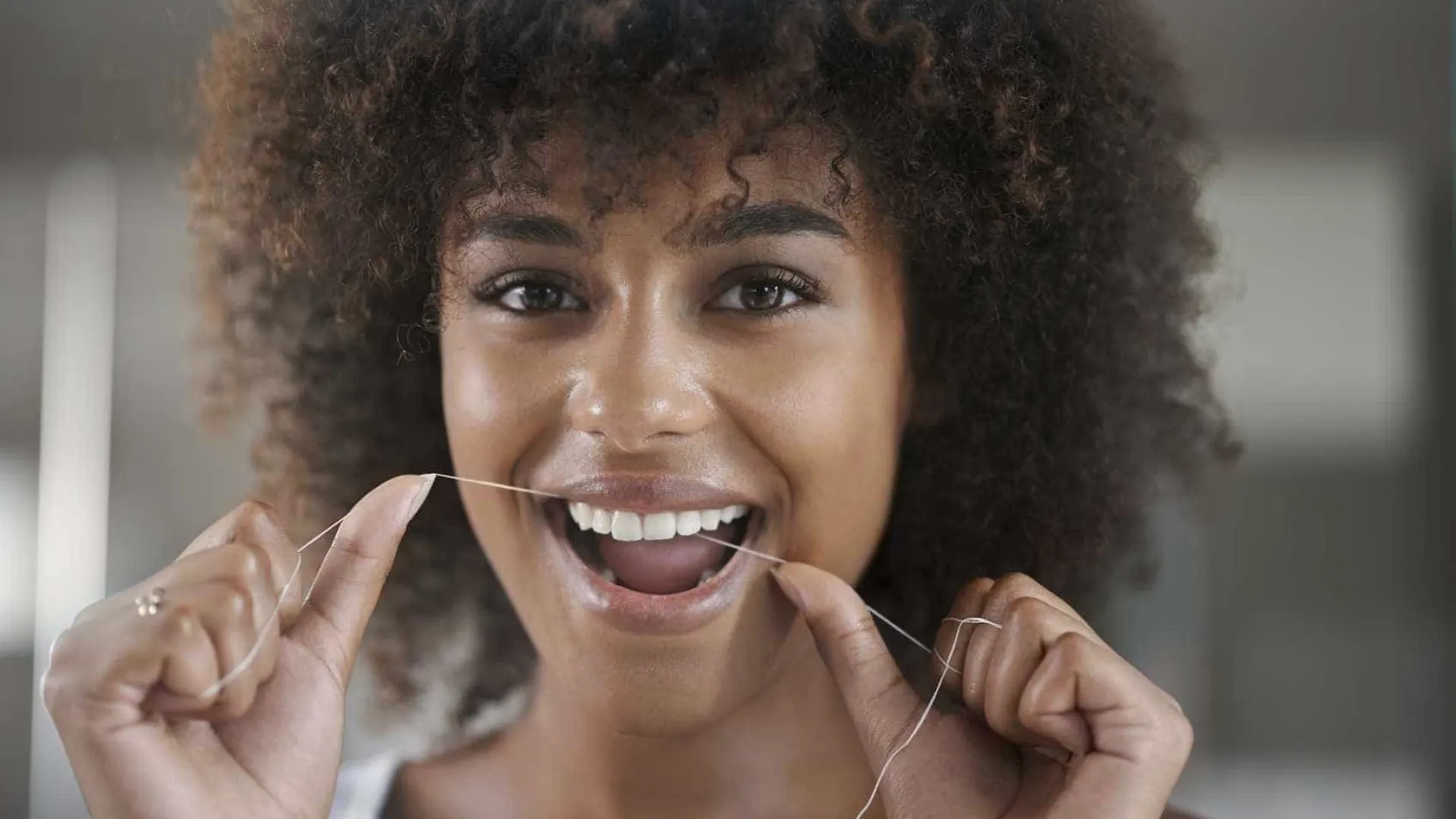 voce-sabe-usar-o-fio-dental-do-jeito-certo?-4-erros-e-como-evita-los