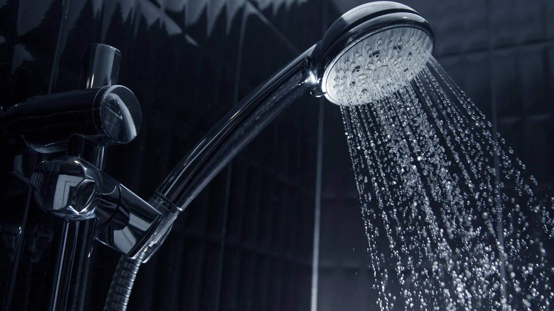 bacterias-se-escondem-no-chuveiro-—-e-como-se-livrar-delas