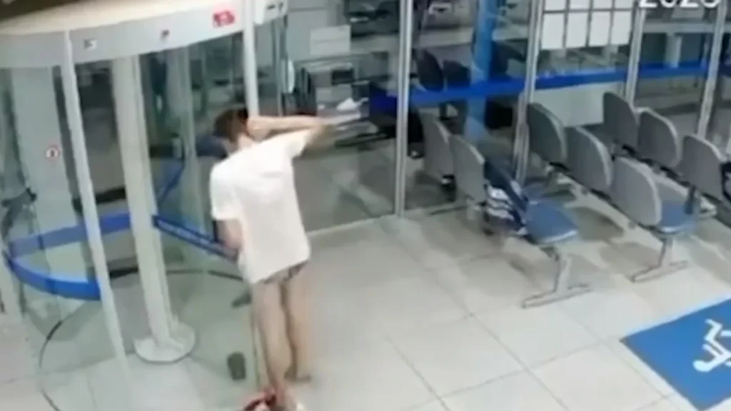 assalto-termina-em-fiasco-total-para-ladrao-preso-em-porta-giratoria