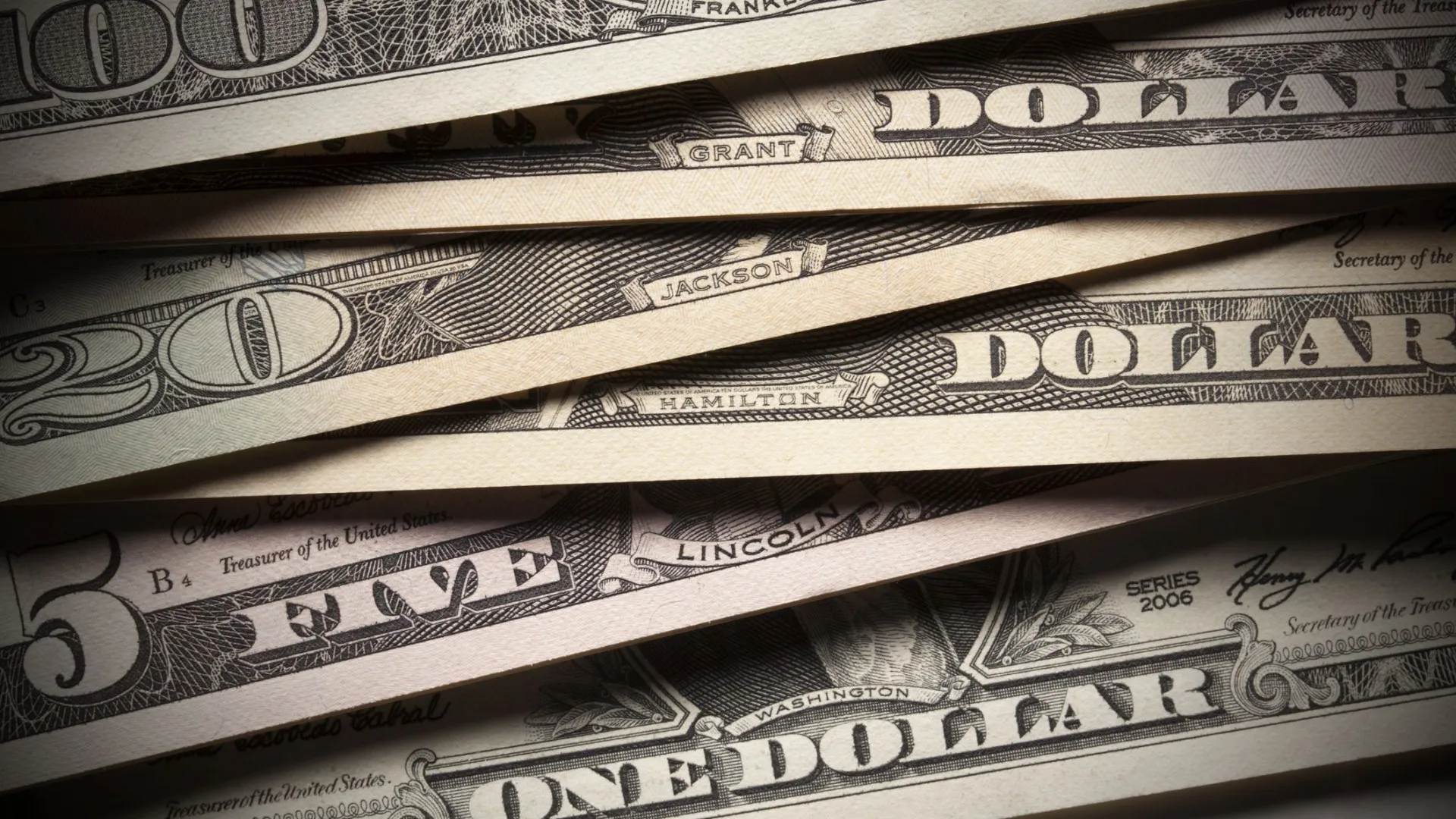 dolar-sobe-por-cautela-fiscal-e-demanda-sazonal