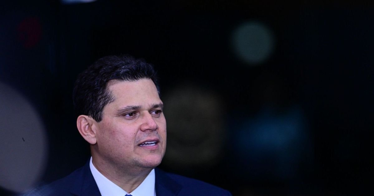 apos-ausencia-em-evento-com-lula,-alcolumbre-celebra-isencao-do-ir