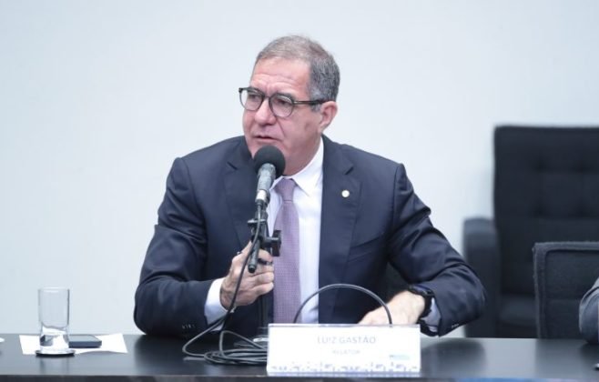 comissao-aprova-projeto-de-piso-salarial-de-r$-6,5-mil-para-farmaceuticos