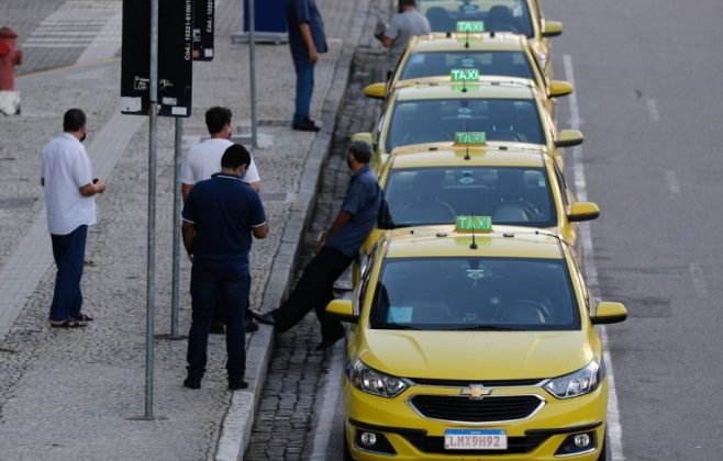 nova-lei-permite-transferir-outorga-de-taxi-e-isenta-taxa-de-taximetro-por-cinco-anos