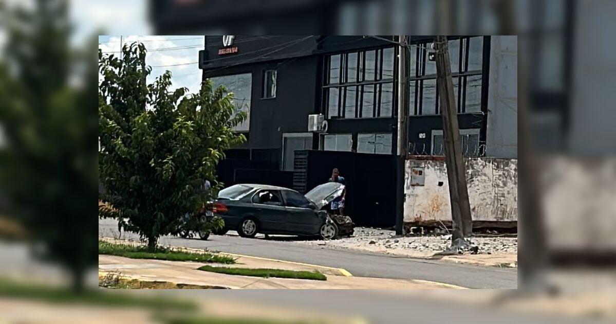 motorista-perde-controle,-bate-e-quase-derruba-poste-em-apucarana