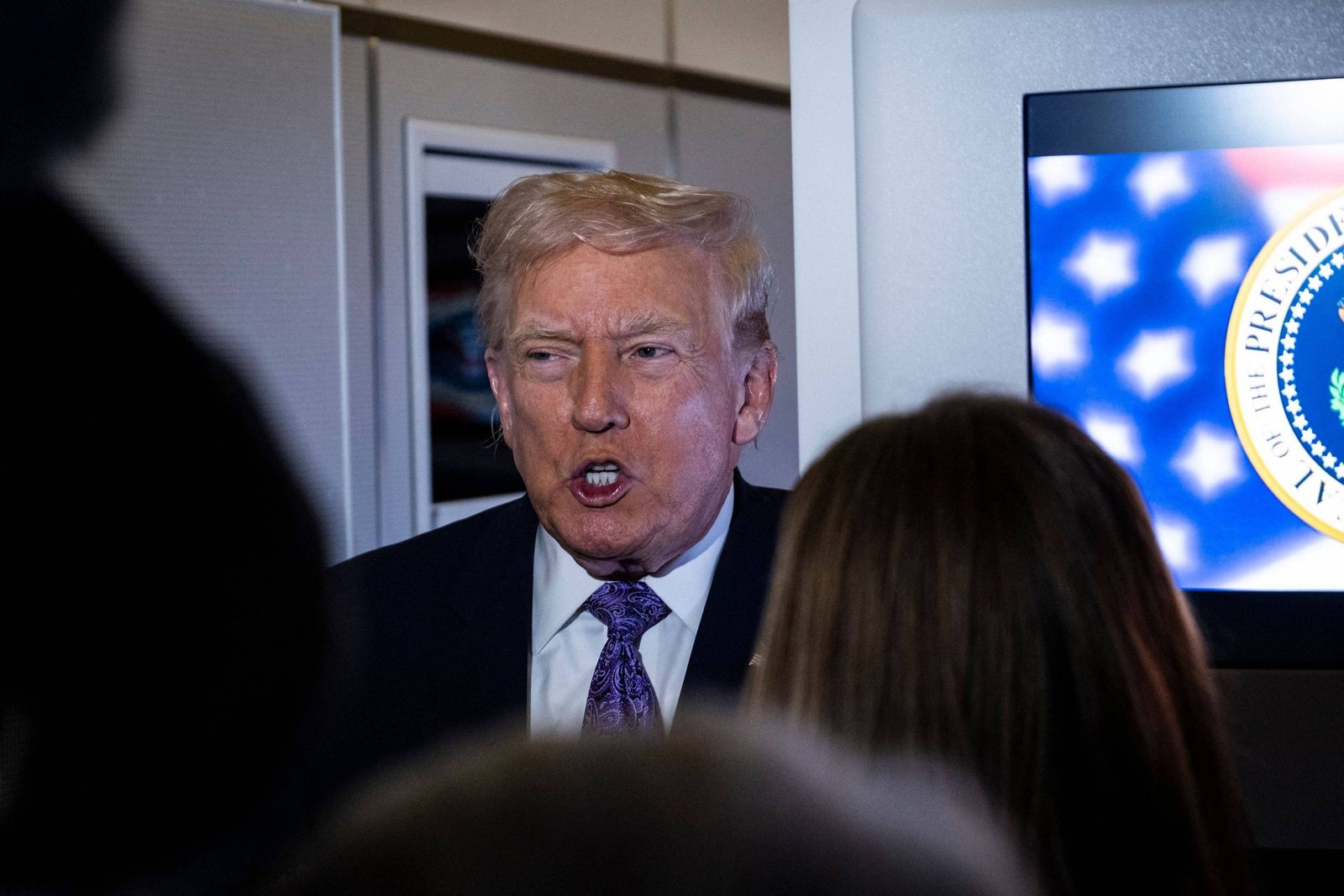 trump-diz-que-investigara-suposta-ordem-do-secretario-de-defesa-de-‘matar-todos’-em-ataque-a-barco-no-caribe