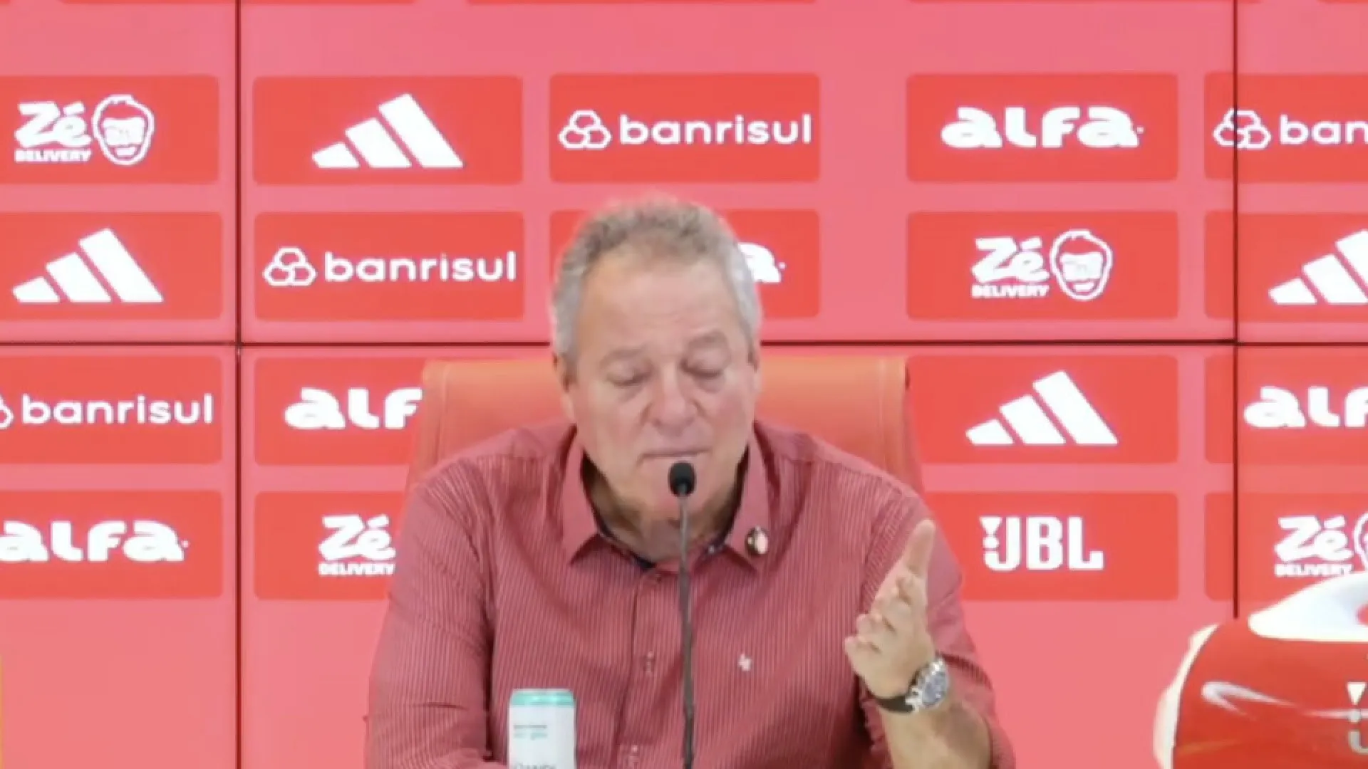 abel-braga-rejeita-camisa-rosa-e-compara-time-a-“bando-de-veados”