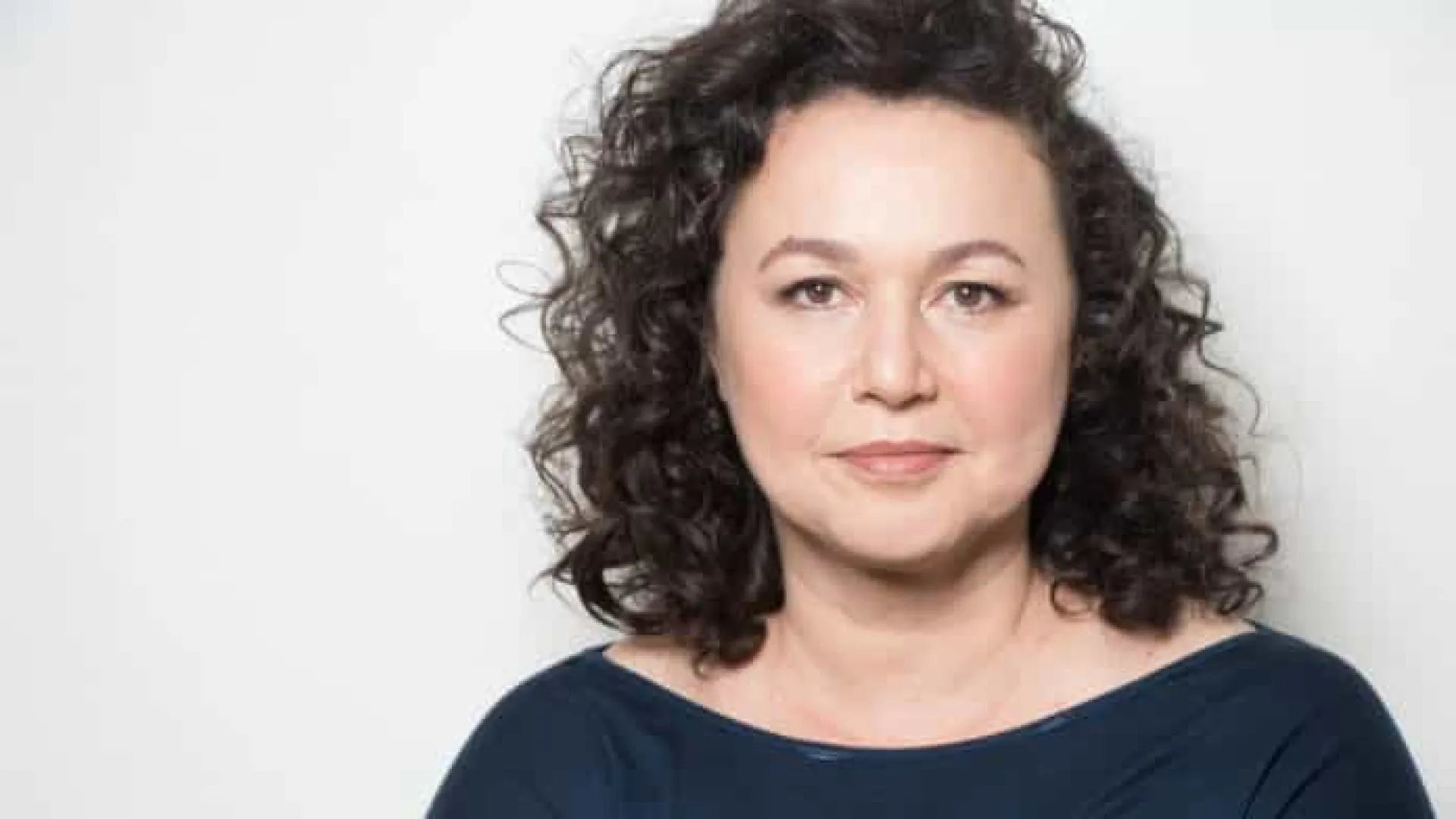 atriz-de-‘tres-gracas’-retorna-as-telas-apos-tratamento-de-cancer-de-mama-agressivo