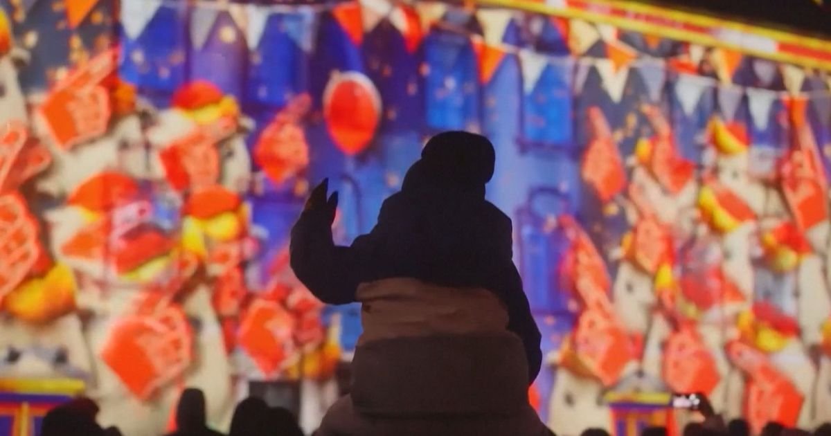 veja:-espetaculo-de-luzes-de-inverno-ilumina-cidade-na-italia