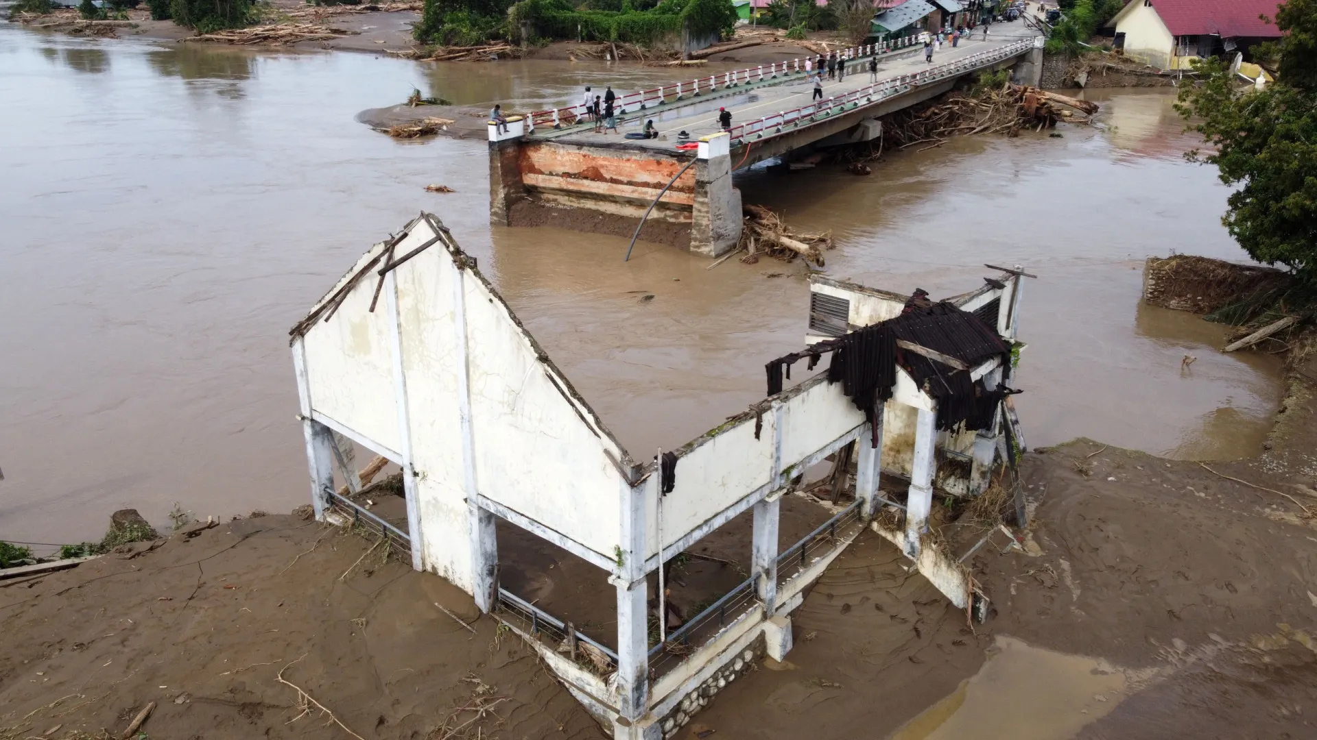 numero-de-mortos-nas-cheias-na-indonesia-ja-ultrapassa-os-800