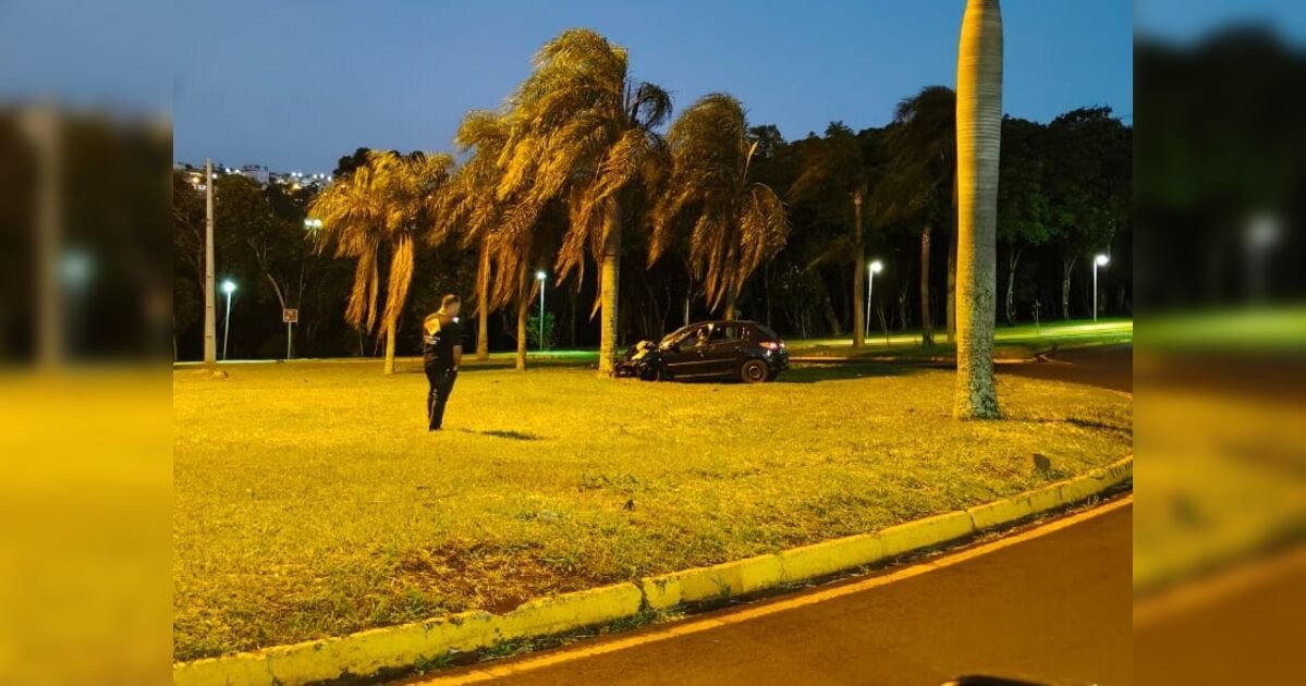 carro-bate-em-arvore-na-madrugada-e-deixa-4-feridos-no-parque-jaboti