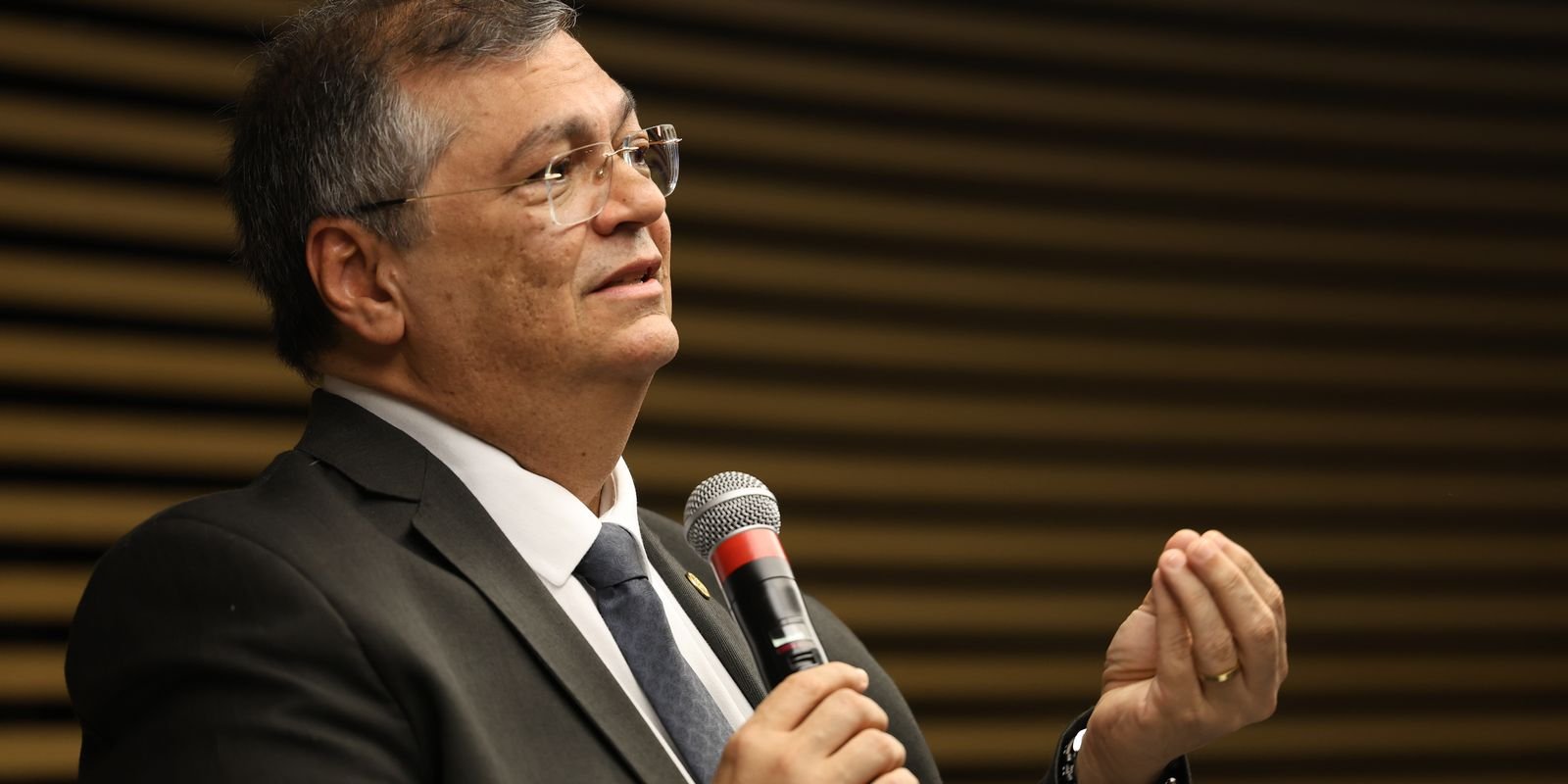dino-determina-publicacao-de-quem-recebe-salario-via-emendas-da-saude