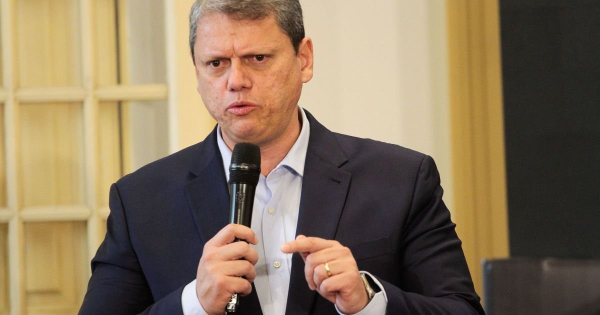 tarcisio-da-apoio-a-flavio,-mas-diz-que-direita-tera-mais-nomes-em-2026