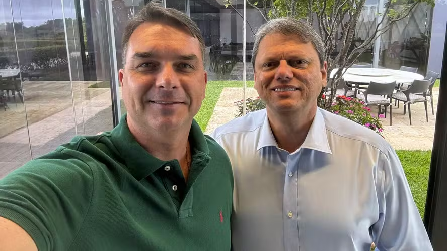 bolsonaro-pediu-para-agradecer-apoio-de-tarcisio-ao-meu-nome,-diz-flavio