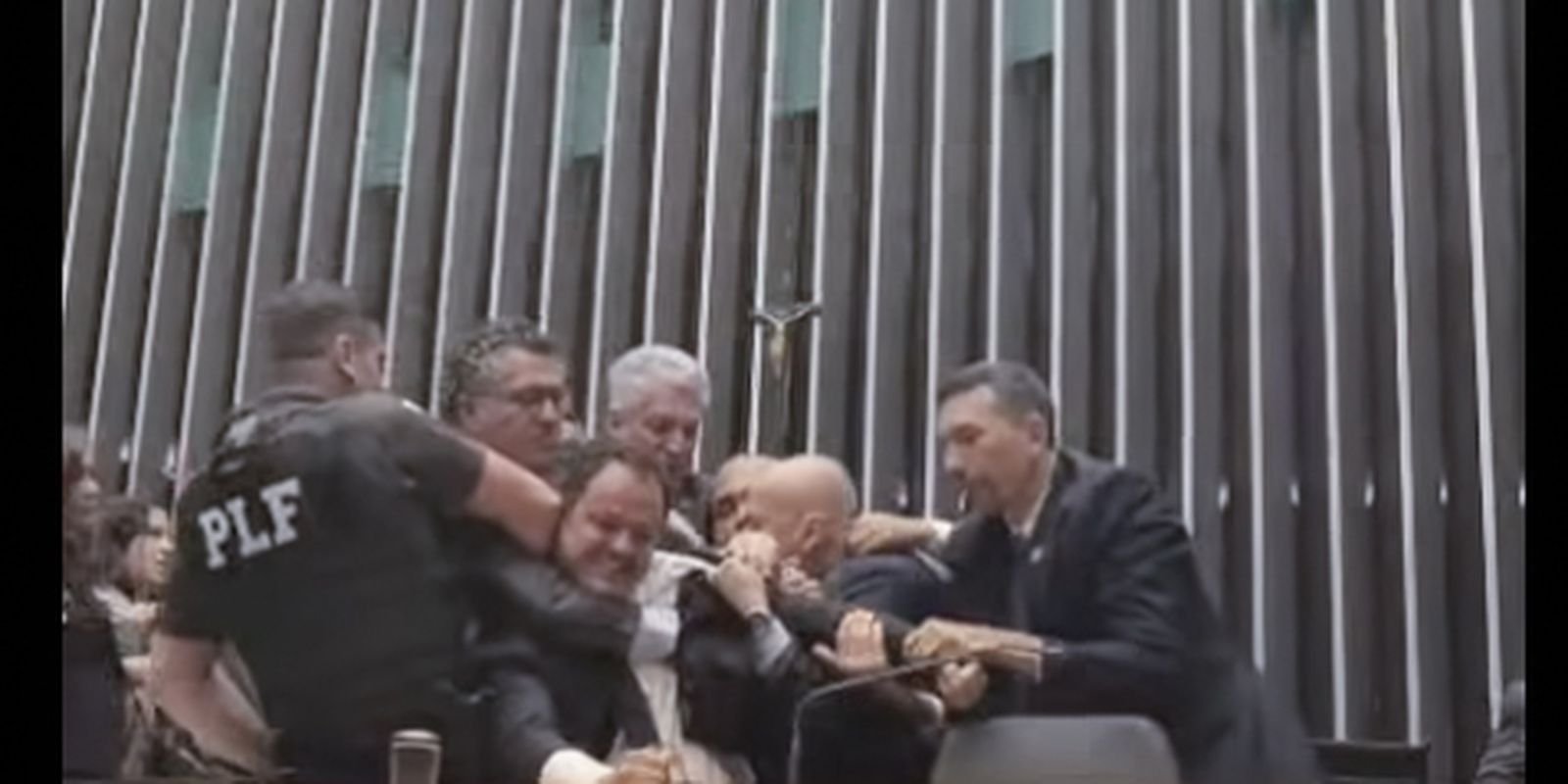 glauber-braga,-retirado-a-forca-do-plenario,-denuncia-‘acao-golpista’