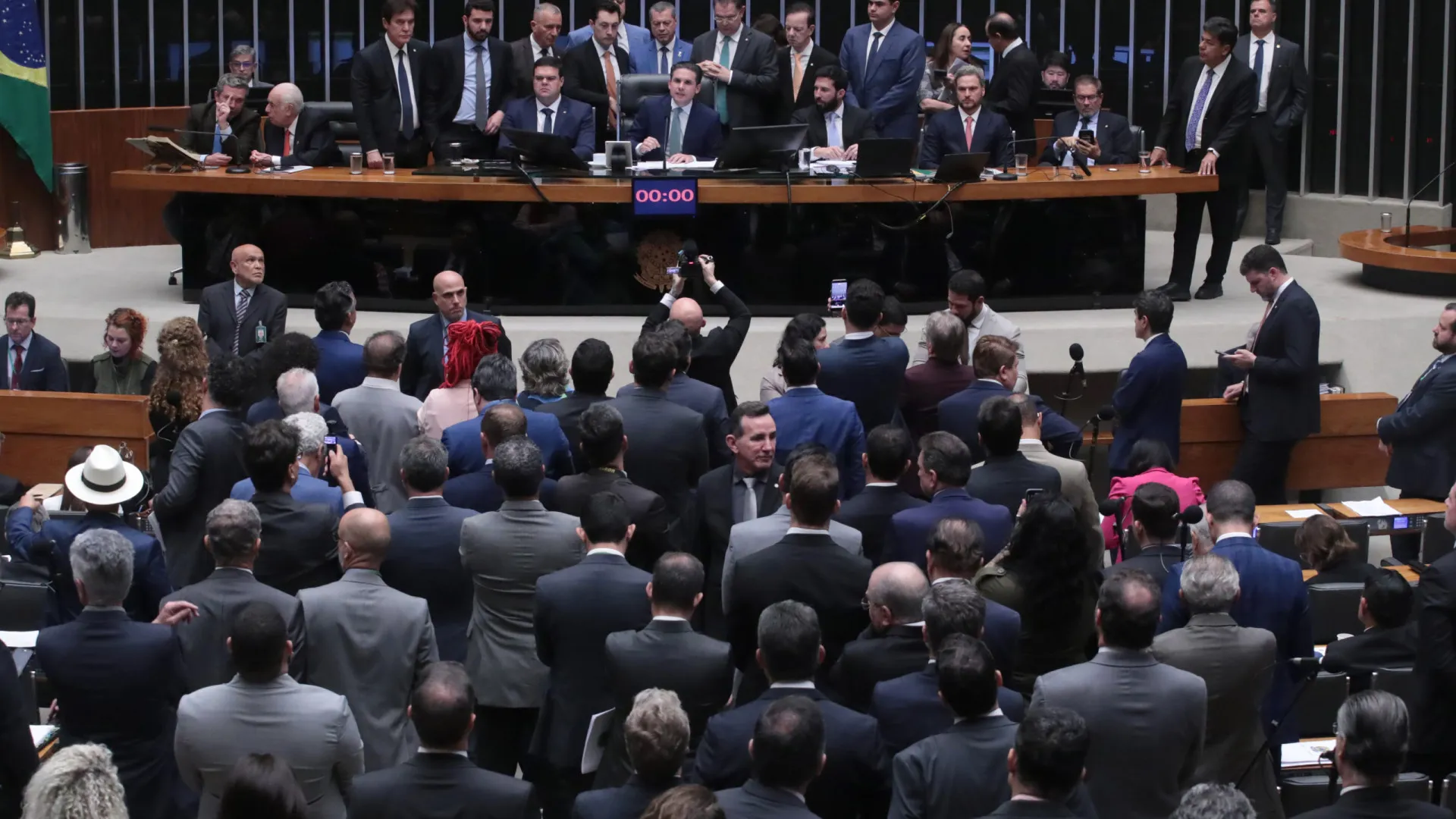 camara-aprova-projeto-que-reduz-penas-de-bolsonaro-e-reus-do-8-de-janeiro