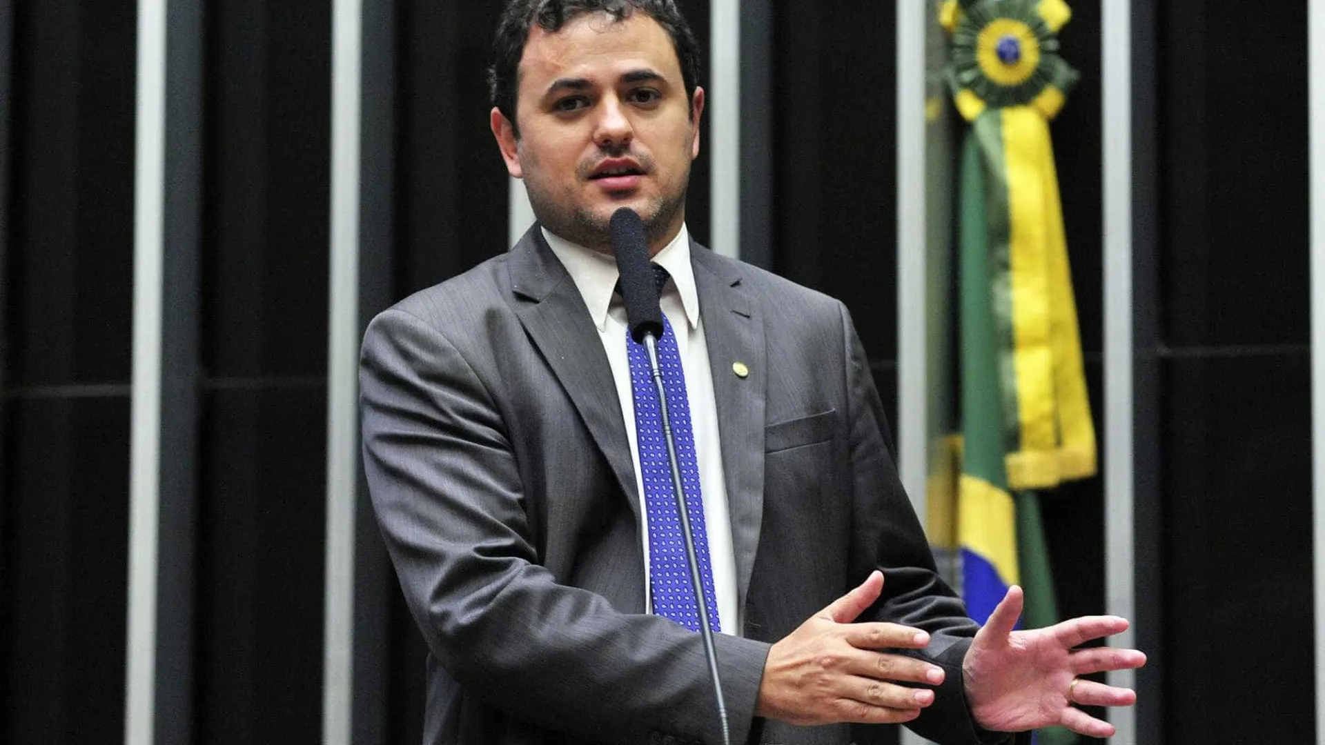 camara-tem-reviravolta-e-decide-suspender-glauber-por-seis-meses-em-vez-de-cassa-lo