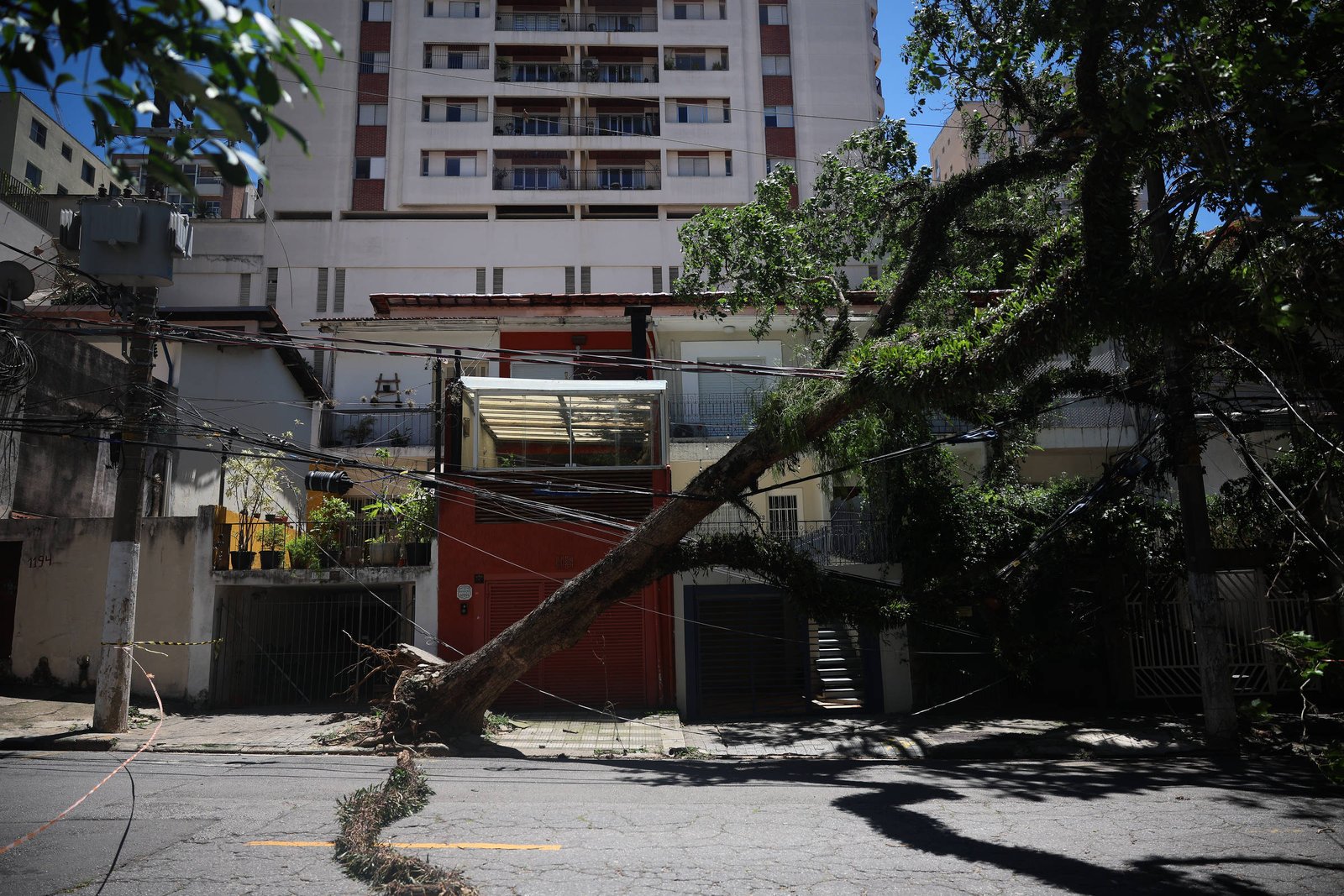 em-mais-um-dia-sem-luz,-moradores-de-sp-usam-casas-de-amigos-e-familiares-como-abrigo