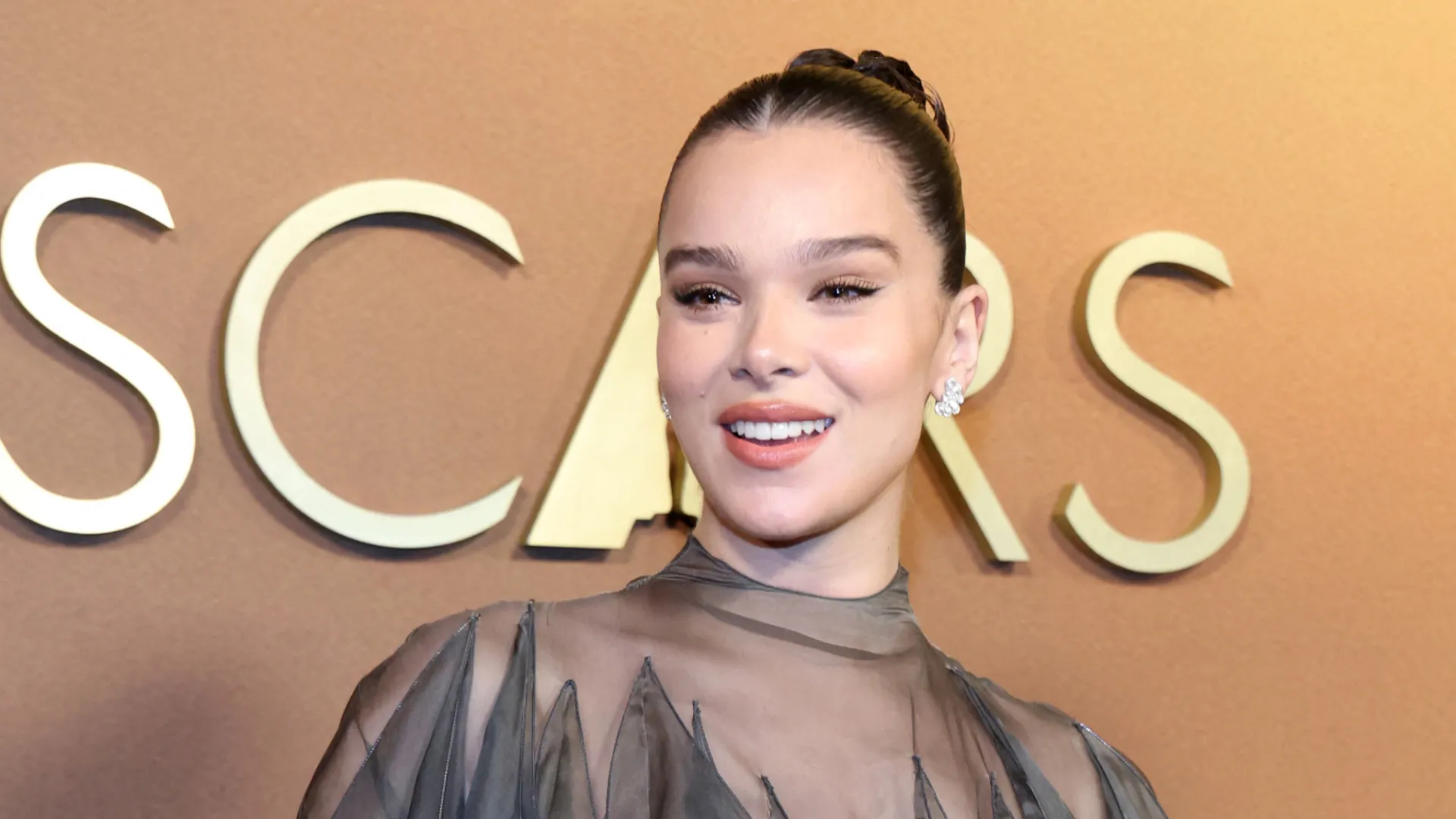 hailee-steinfeld,-atriz-mais-bem-paga-do-ano,-anuncia-primeira-gravidez