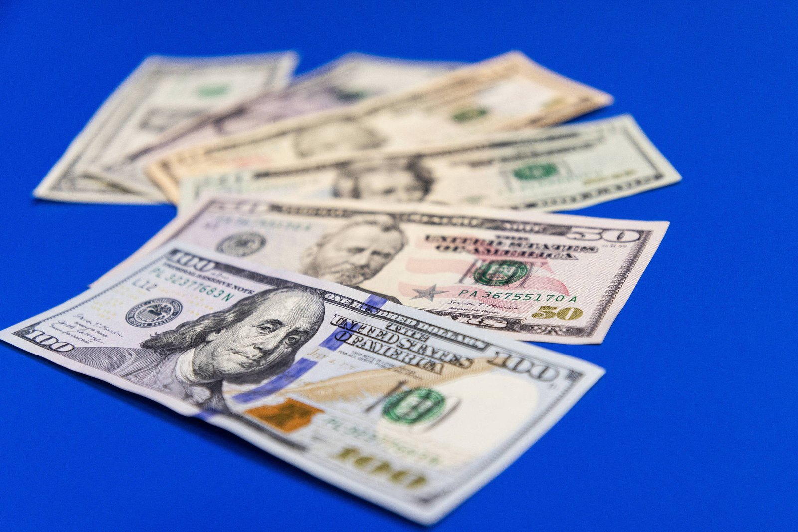 dolar-abre-em-leve-queda-nesta-segunda-feira-e-acompanha-tendencia-do-exterior