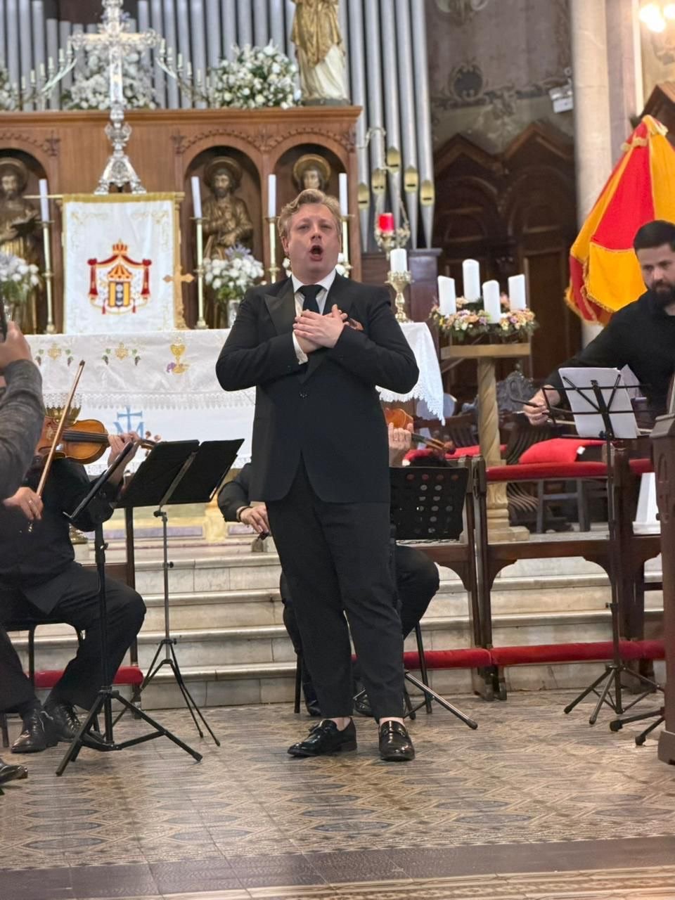 felipe-menegat,-acompanhado-do-quinteto-de-cordas-paulistano,-atrai-grande-publico-na-igreja-de-santa-ifigenia