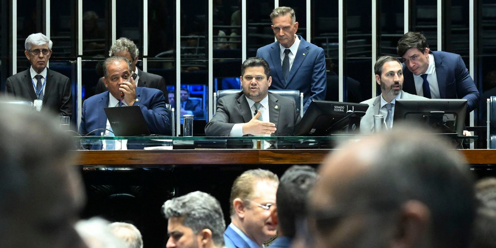 senado-aprova-pl-que-reduz-penas-de-condenados-do-8/1-e-trama-golpista