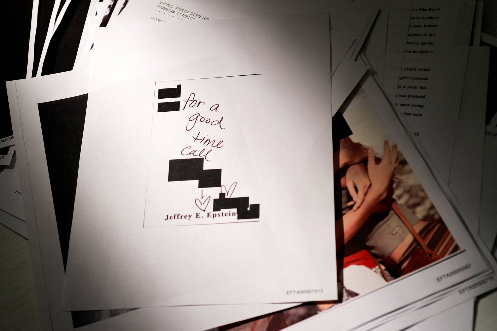 primeiro-lote-de-arquivos-do-caso-epstein-expoe-clinton,-e-trump-pouco-aparece