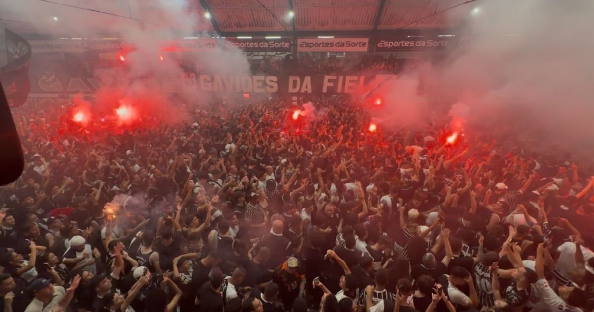 copa-do-brasil:-veja-reacao-na-quadra-da-gavioes-apos-gol-de-yuri-alberto