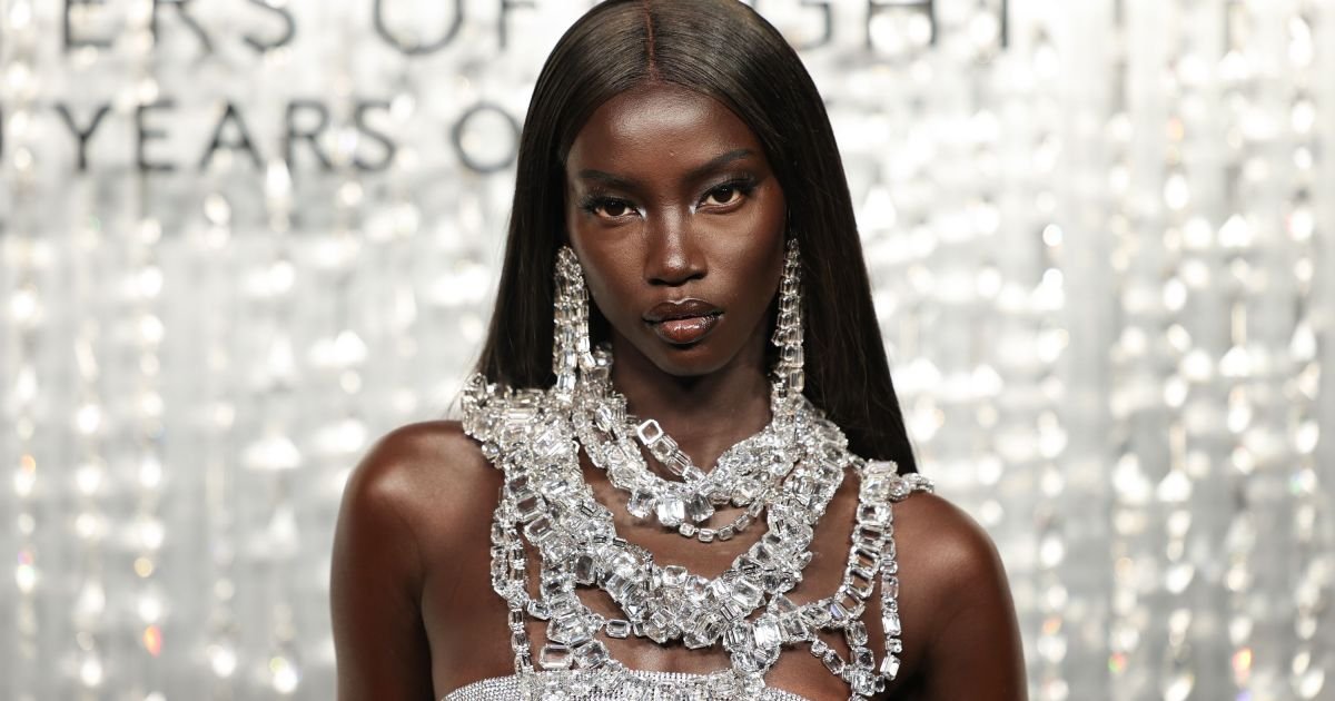 anok-yai,-eleita-“modelo-do-ano”,-revela-diagnostico-de-doenca-no-coracao