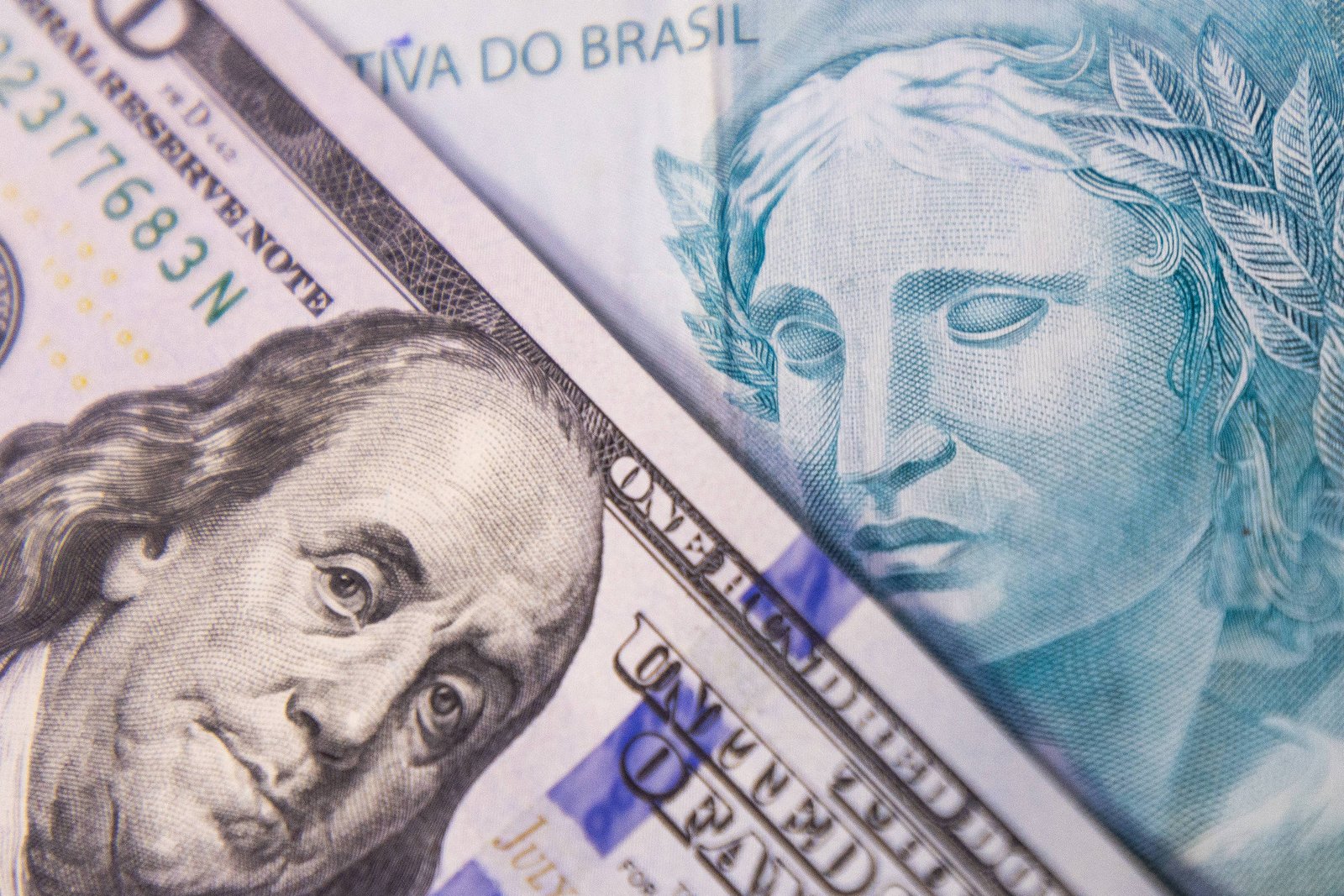 dolar-abre-em-leve-alta-nesta-terca-feira-com-investidores-avaliando-aceleracao-do-ipca-15