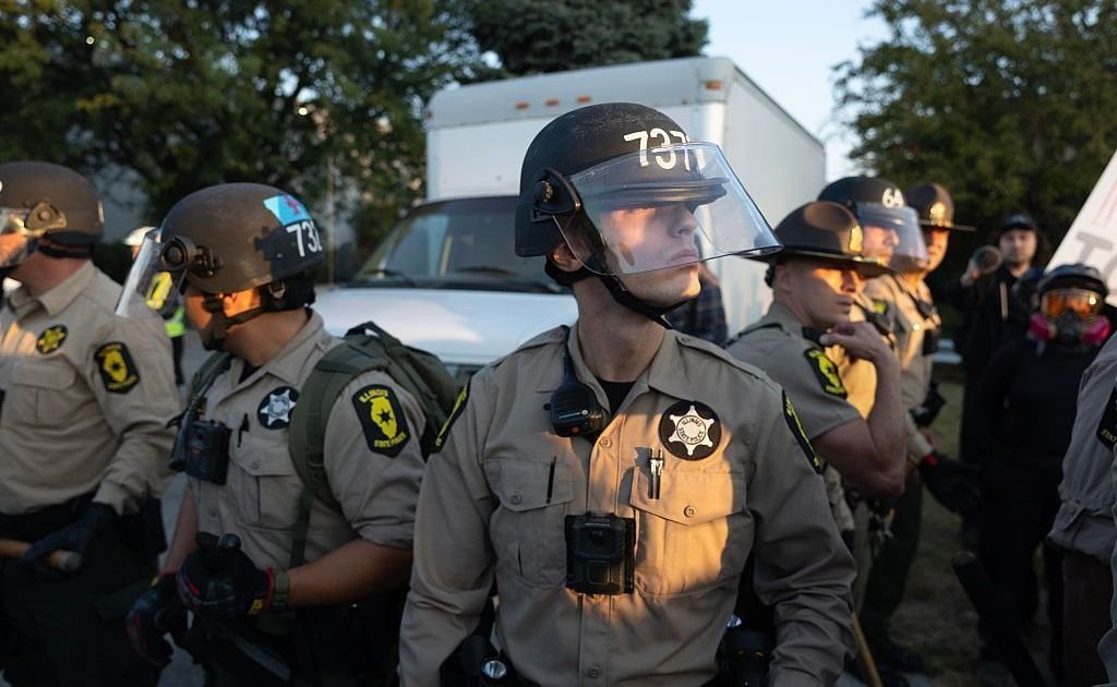 justica-dos-eua-bloqueia-envio-de-agentes-a-chicago-em-reves-para-trump