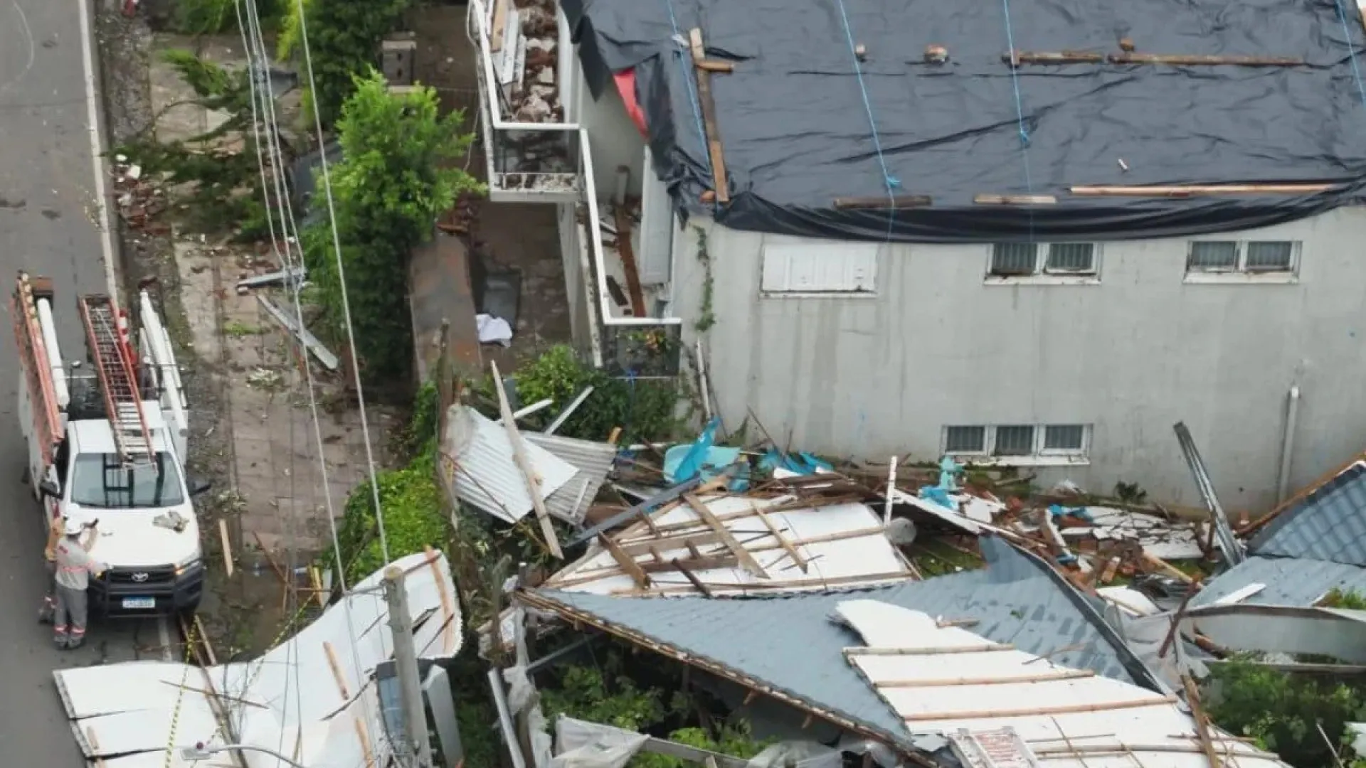 tornado-destroi-escola-e-casas-em-farroupilha,-no-rs,-com-ventos-de-mais-de-100km/h